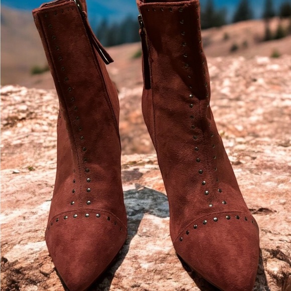 Universal Thread Maroon Rust Studded Bootie Boot. Size 8. Great Condition. - Picture 7 of 9
